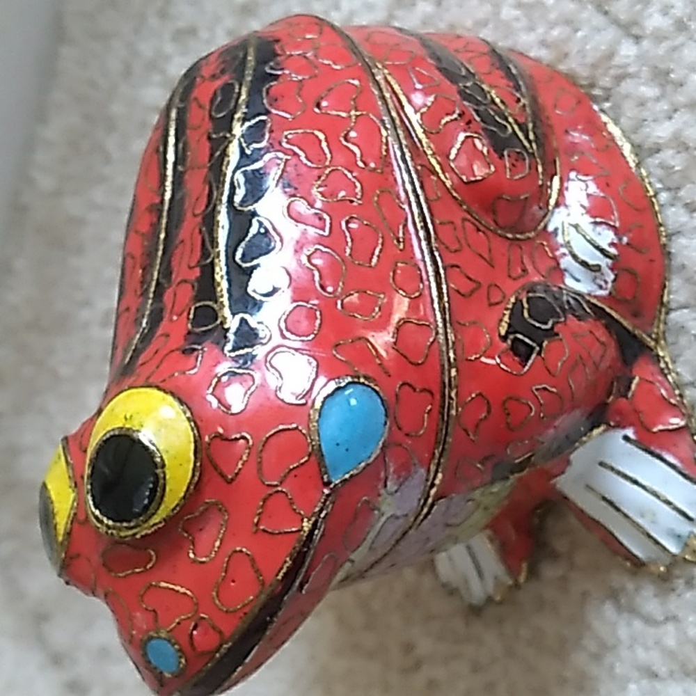 A CLOISONÉ ENAMELWARE FROG JEWELRY BOX. S2